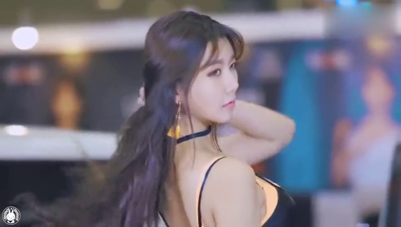 车展上的美女车模，撩头发的回眸一笑，摄影师都手颤了