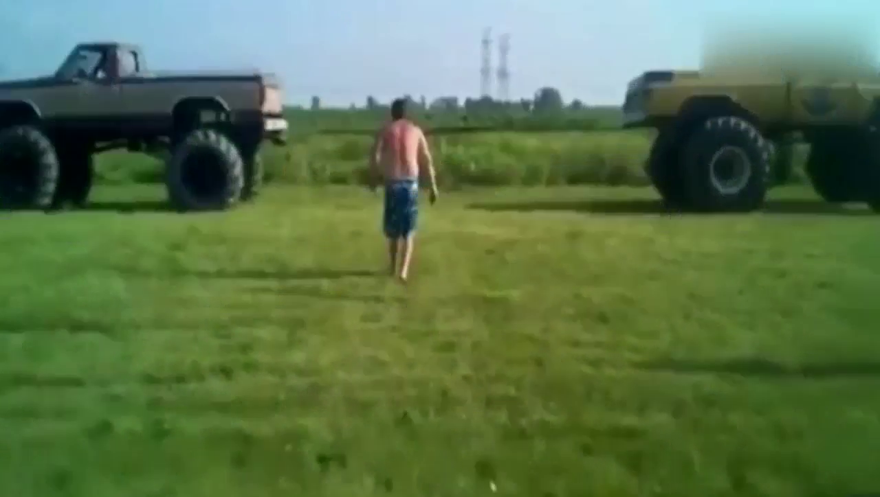 两卡车拔河，直接拉散架了