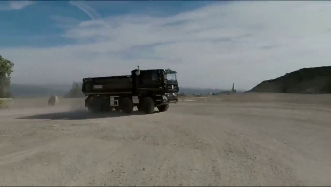 塔特拉凤凰卡车，气场大战山体