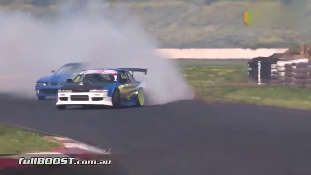 浓烟滚滚 多辆改装车赛道尽情秀漂移