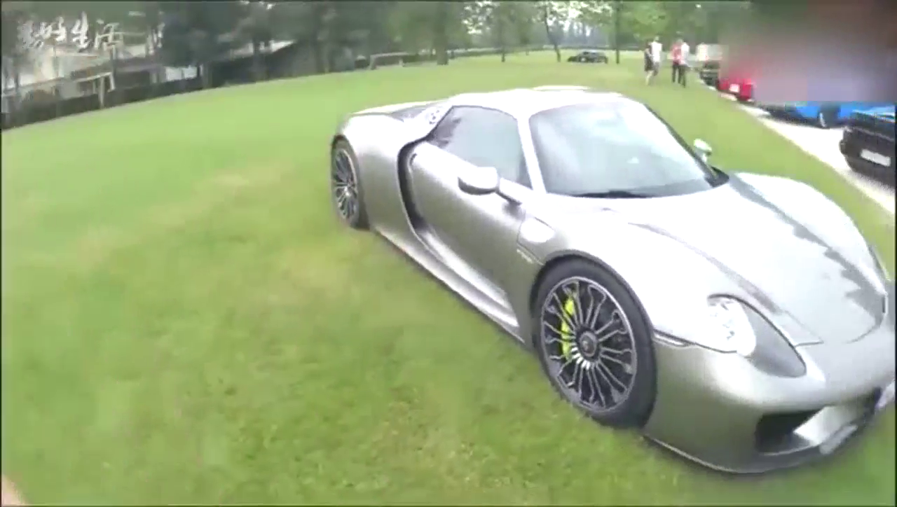 国外网红车展现场介绍保时捷跑车, 不太一样!