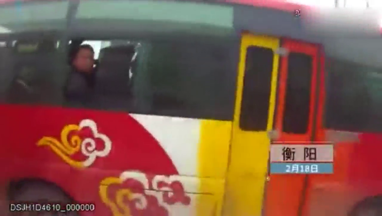 客车超载22人 交警一查司机竟然无证驾驶，太危险了