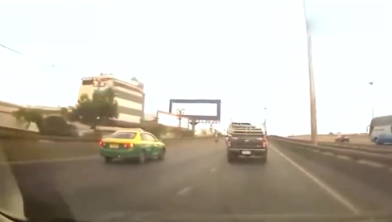 出租车一脚急刹，这位骑手都蒙圈了