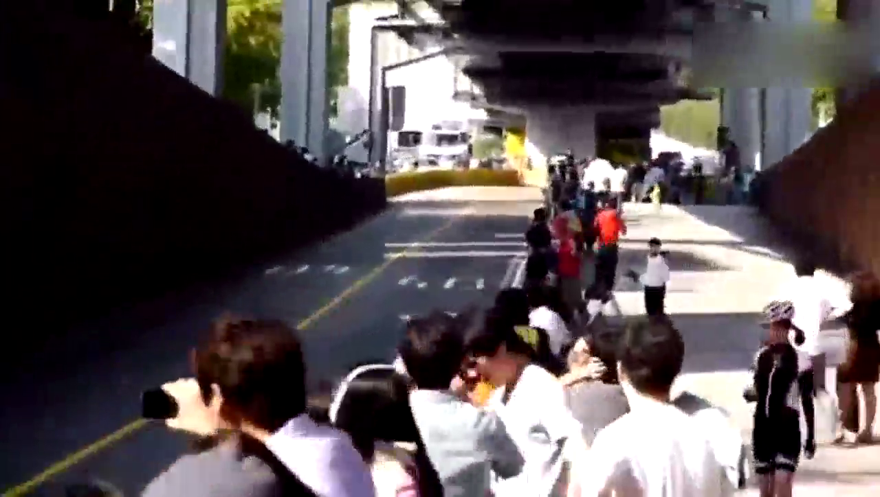 几辆跑车在玩漂移，结果一辆F1赛车乱入，跑车们一脸懵逼