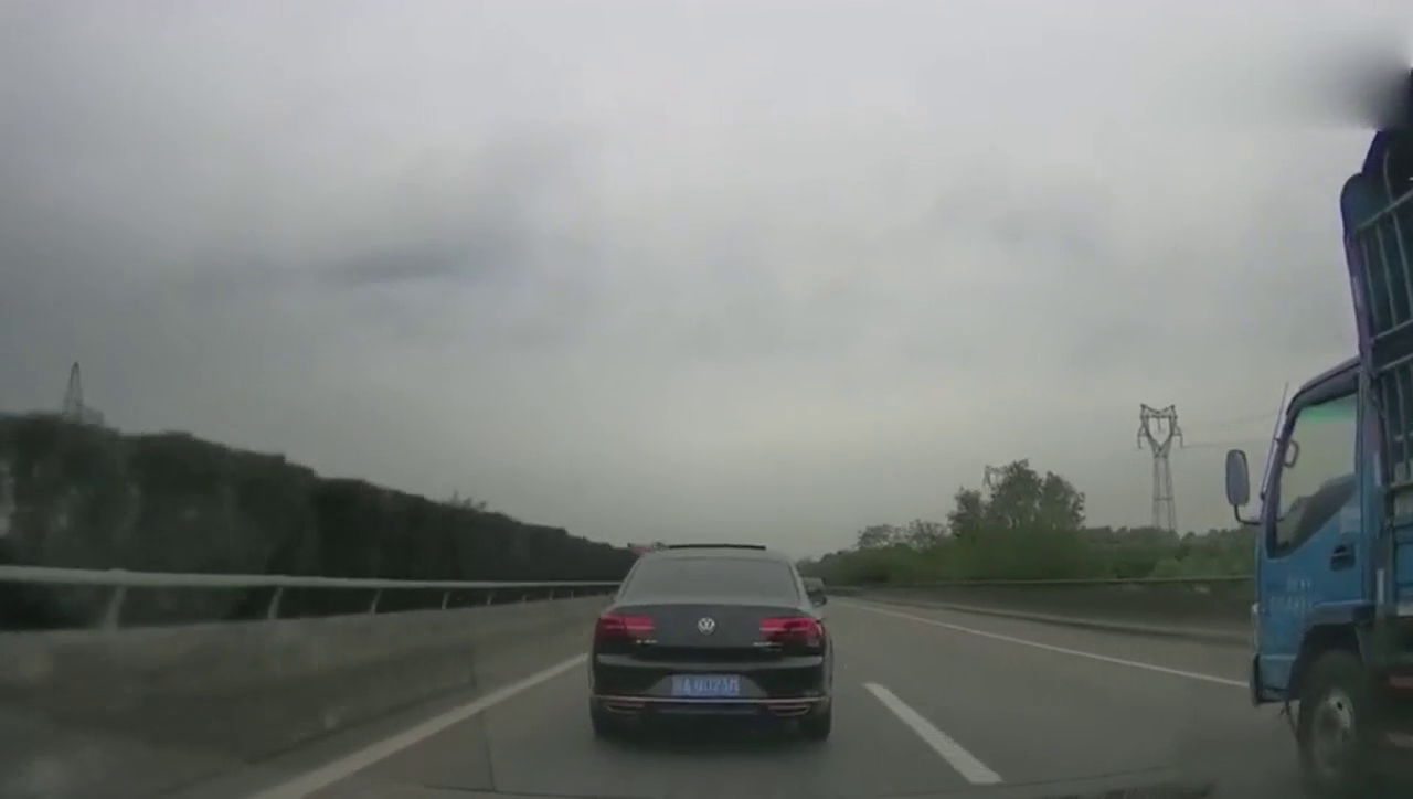 高速遇到一辆跑车没忍住秀了把提速，可惜人家不理我！