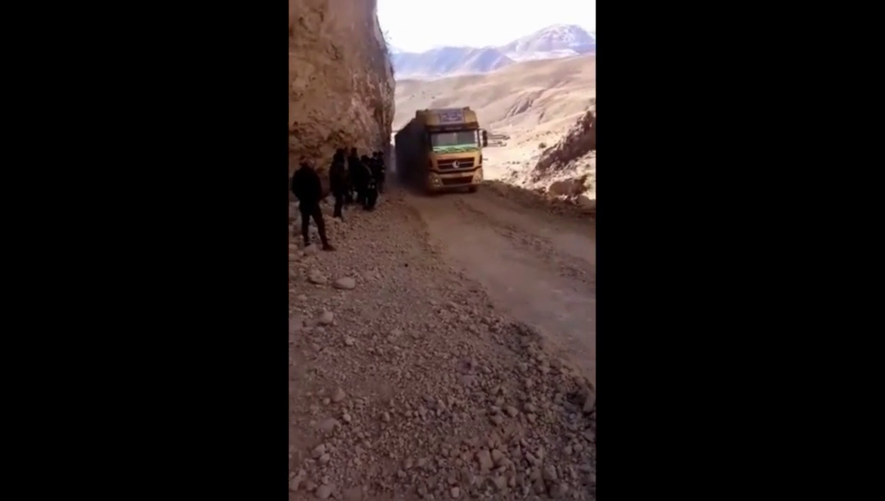 在这种地方卡车，必须要几辆车一起啊