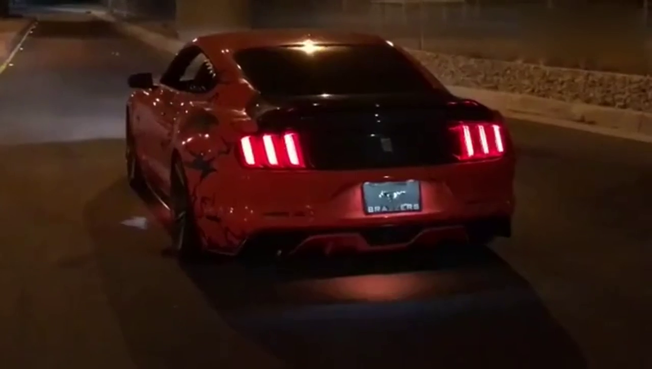 深夜街拍暴躁的野马跑车