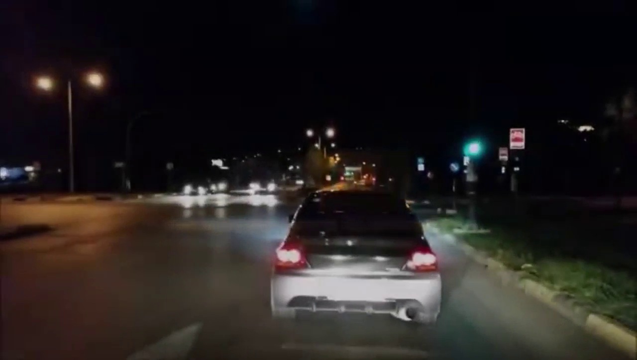 炮声震天响 多辆三菱改装车怒袭街头