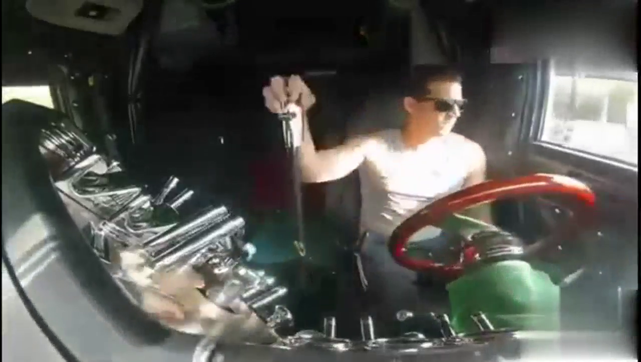 看老司机如何秀车技，13档变速箱卡车不算事！