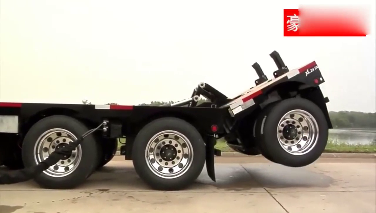 这卡车厉害，后面的轮胎能上下翻转