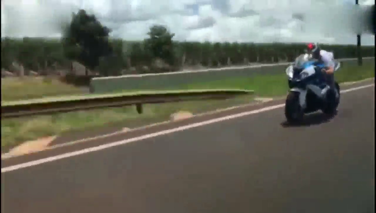 保时捷911 vs 宝马S1000RR，机车与跑车的碰撞