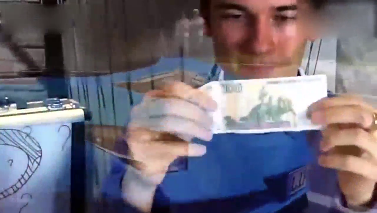 你用硬纸板做过什么？有位大神用硬纸板做出了1：1的超级跑车！