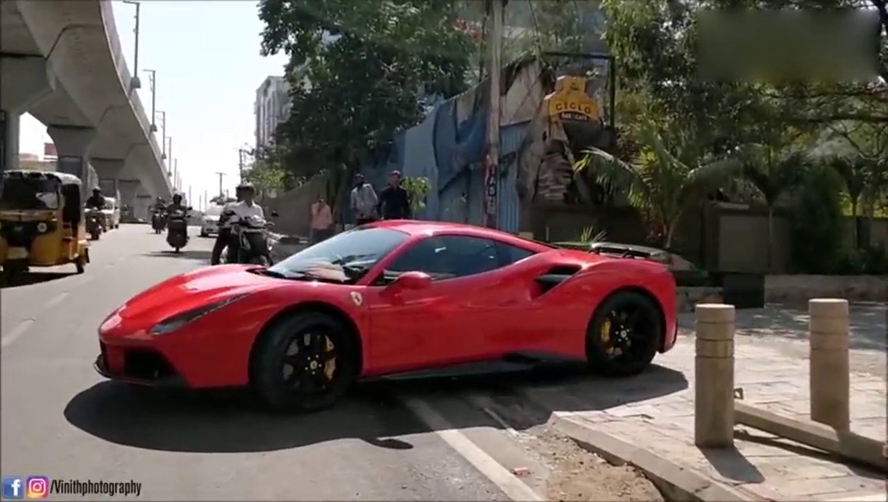 在印度开跑车有多拉风，被摩托车狂追的那刻就明白了