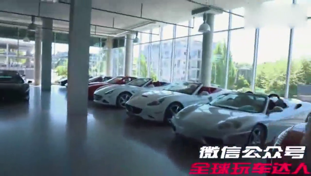 坐上法拉利跑车的瞬间，孩子开始紧张了！