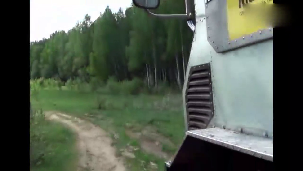 能浮在水面的越野卡车，配6个大型浮力轮胎过沼泽很轻松