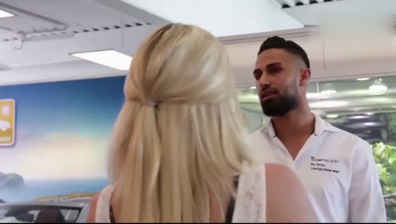 老板送给女员工一辆保时捷跑车作为年终奖 妹子明显慌乱了