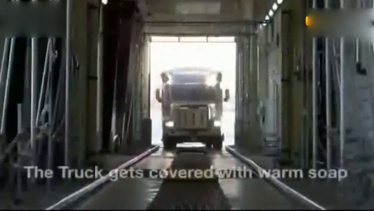 老外将超脏卡车开进自动洗车间 几分钟后让人目瞪口呆