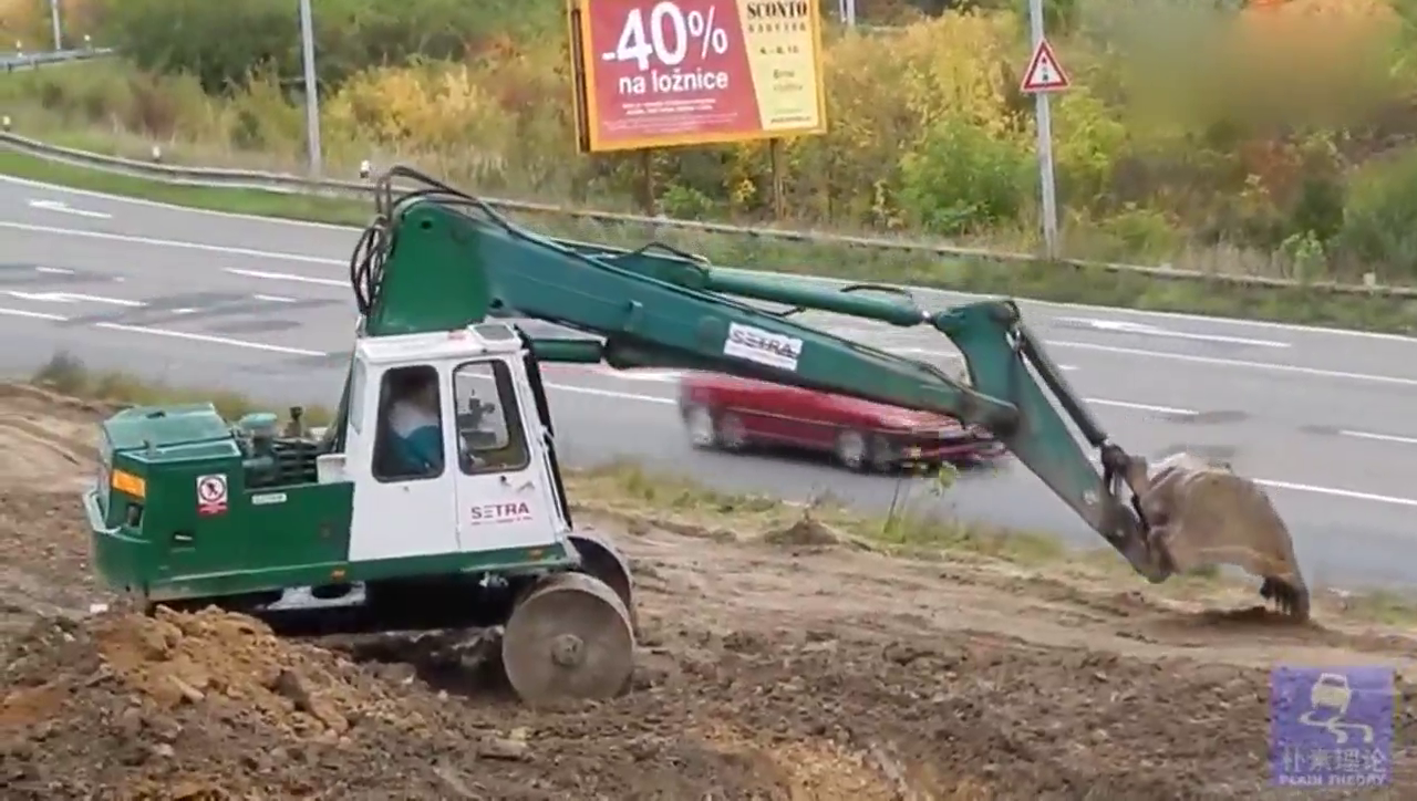 老式挖掘机没有驱动轮只能自己爬，给卡车装土慢吞吞