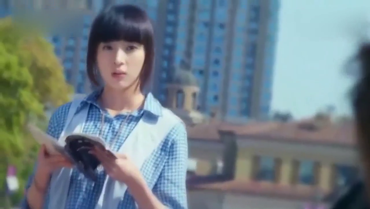 廷皓开跑车这样一个动作就直接把百草抱上车，太帅了