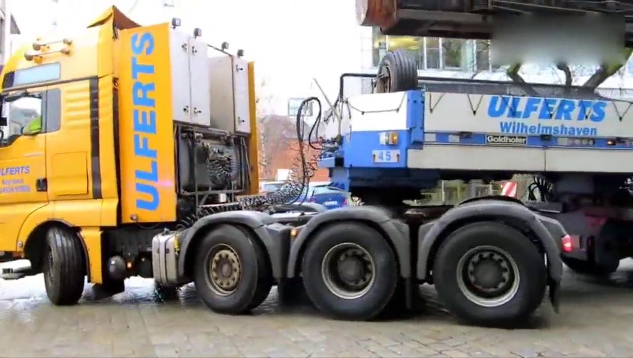 重型运输卡车停在半路上