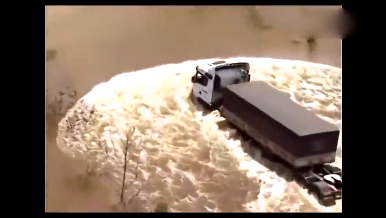 重型卡车走烂路，老司机们真厉害