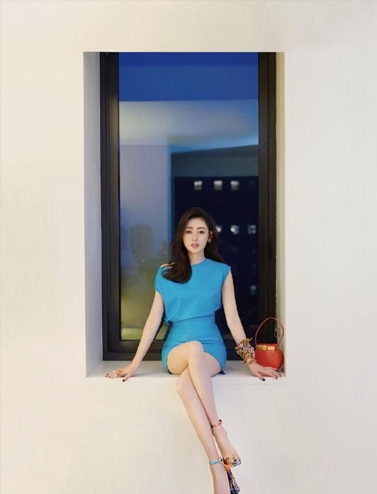 张天爱身材真好!身穿蓝色衣裙出席活动,勾勒出完美的身材曲线