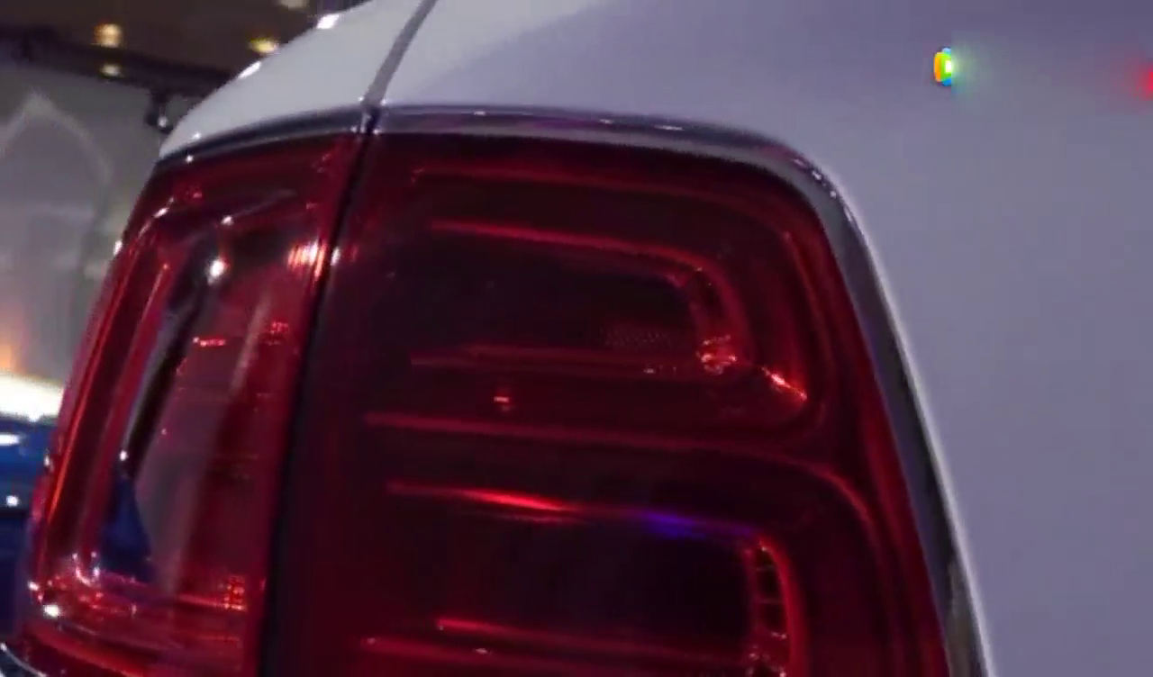 在车展看到这辆帅气的宾利添越后，感觉我的卡宴拿不出手了！