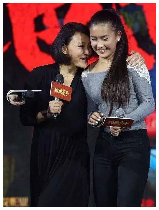 陈冲17岁女儿刚出道，便被捧上了主演，相貌衣品却丝毫不像母亲