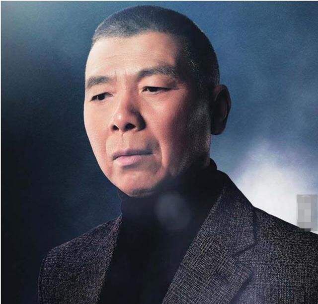 明星摆拍:邓伦像霸道总裁,冯小刚最接地气,邓超