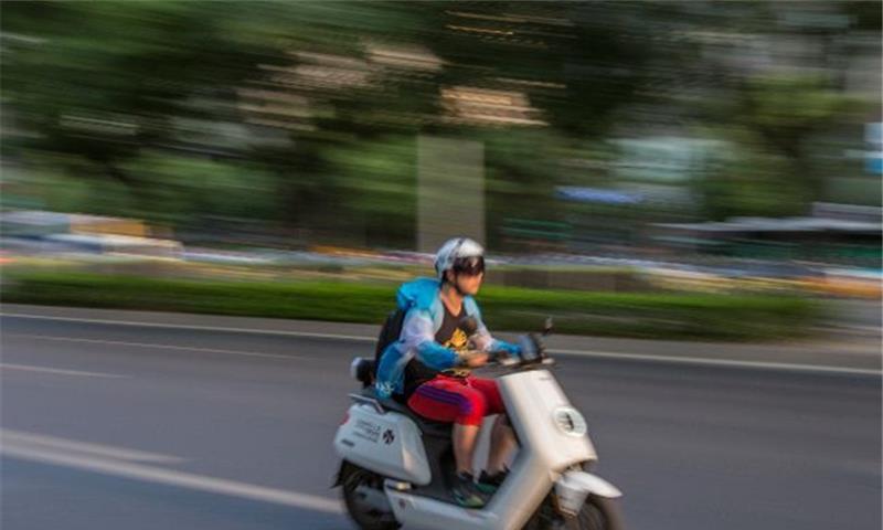 电动车明明是满电，为何一加速就会掉格电呢？专家：原因有两点！