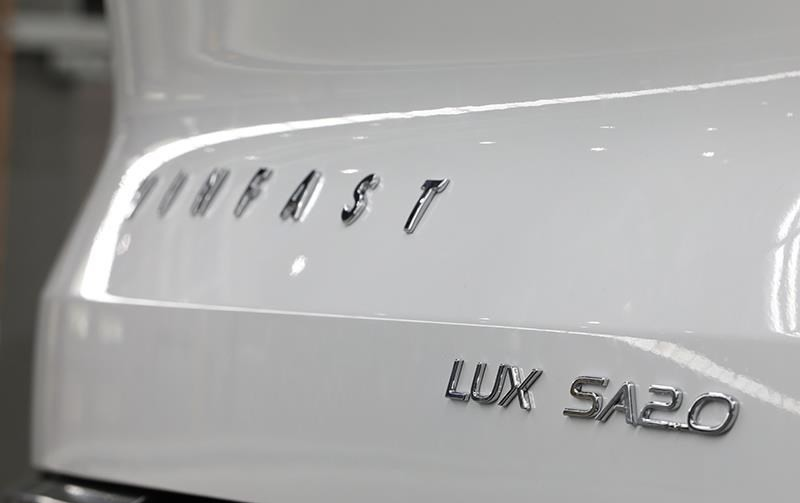 越南首辆乘用车正式下线,越南首富亲自驾驶并