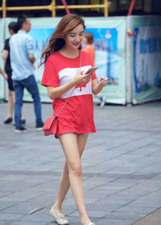 街拍:图7美女穿运动鞋露出一段脚踝，优雅文静气质很迷人!