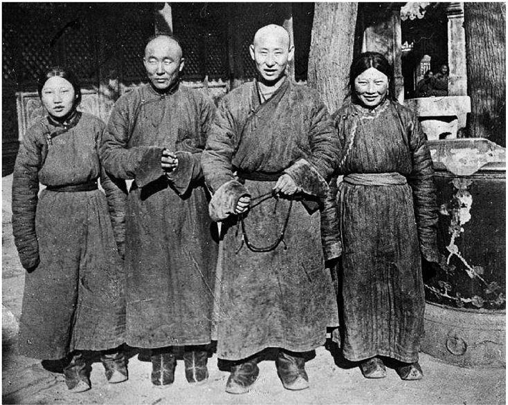老照片,法国军官拍摄的蒙古族女人,用今天眼光看没一个是美女