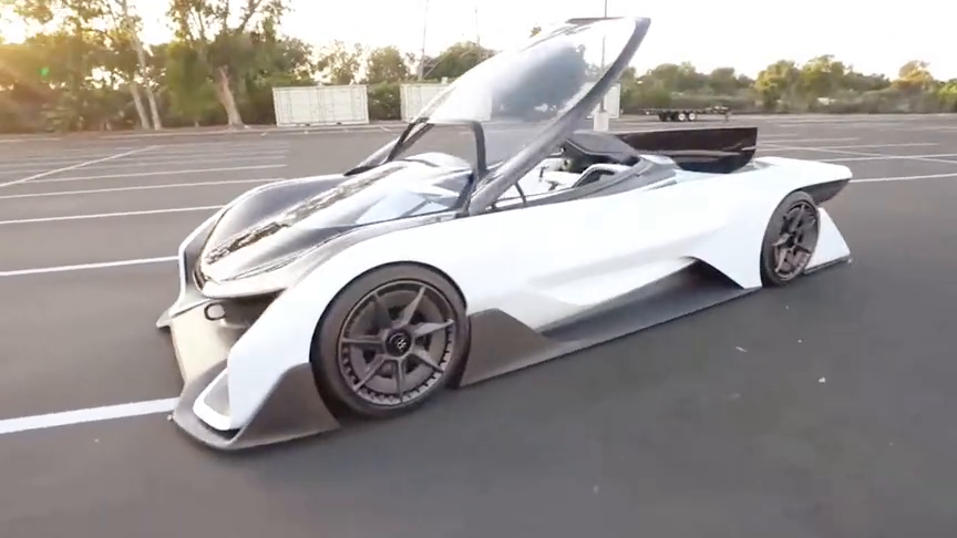 需要佩戴氧气罩的跑车有多牛？掀开遮车布后，霸气才刚刚开始！