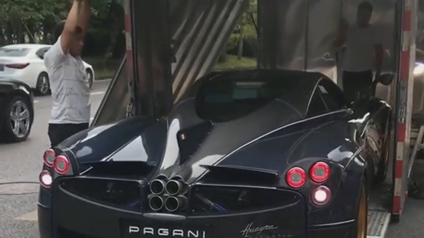 限量版跑车帕加尼，15秒顺利完成下车，车主可以开走了！