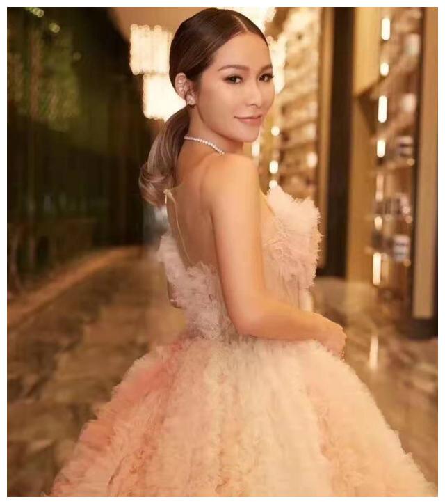争夫闹剧终于落幕澳门大亨与玉兰油女孩分手正室赢在懂得自爱