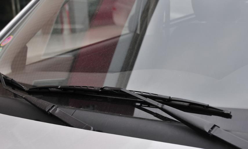 新换的雨刮器刮不干净还有异响，教你一招，不花钱就能解决