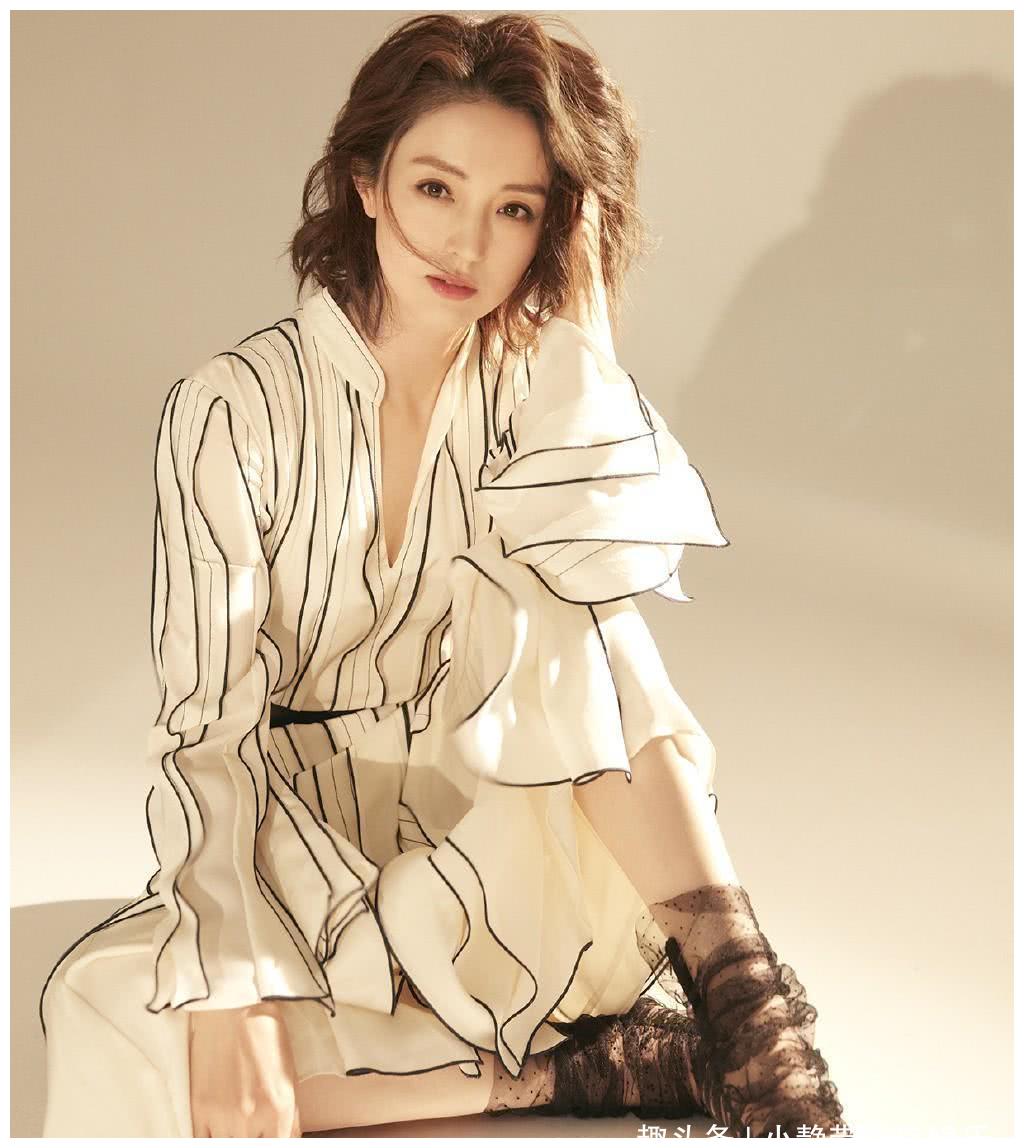 董璇真聪明,黑色轻纱当袜子穿,配白色条纹套装,意外美出新时尚