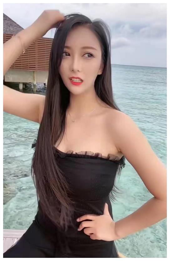 性感的海边美女:气质清纯干净,曼妙身材让人倾心