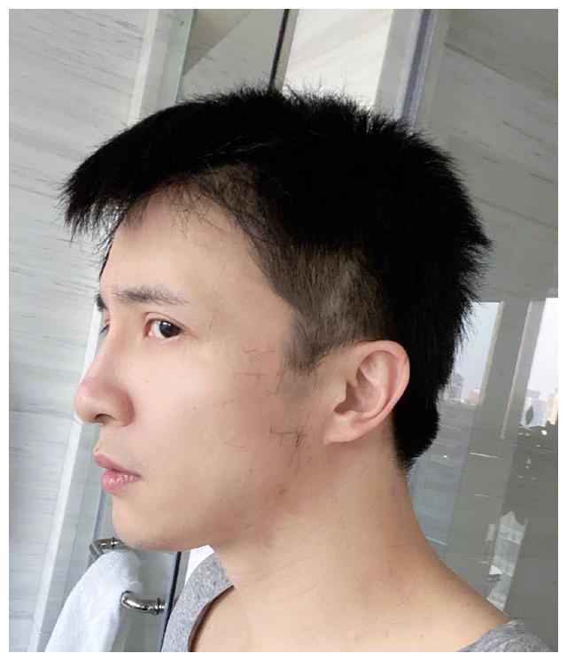 薛之谦理发鬓角被老爸剪秃,各种方法补救靠颜值硬撑