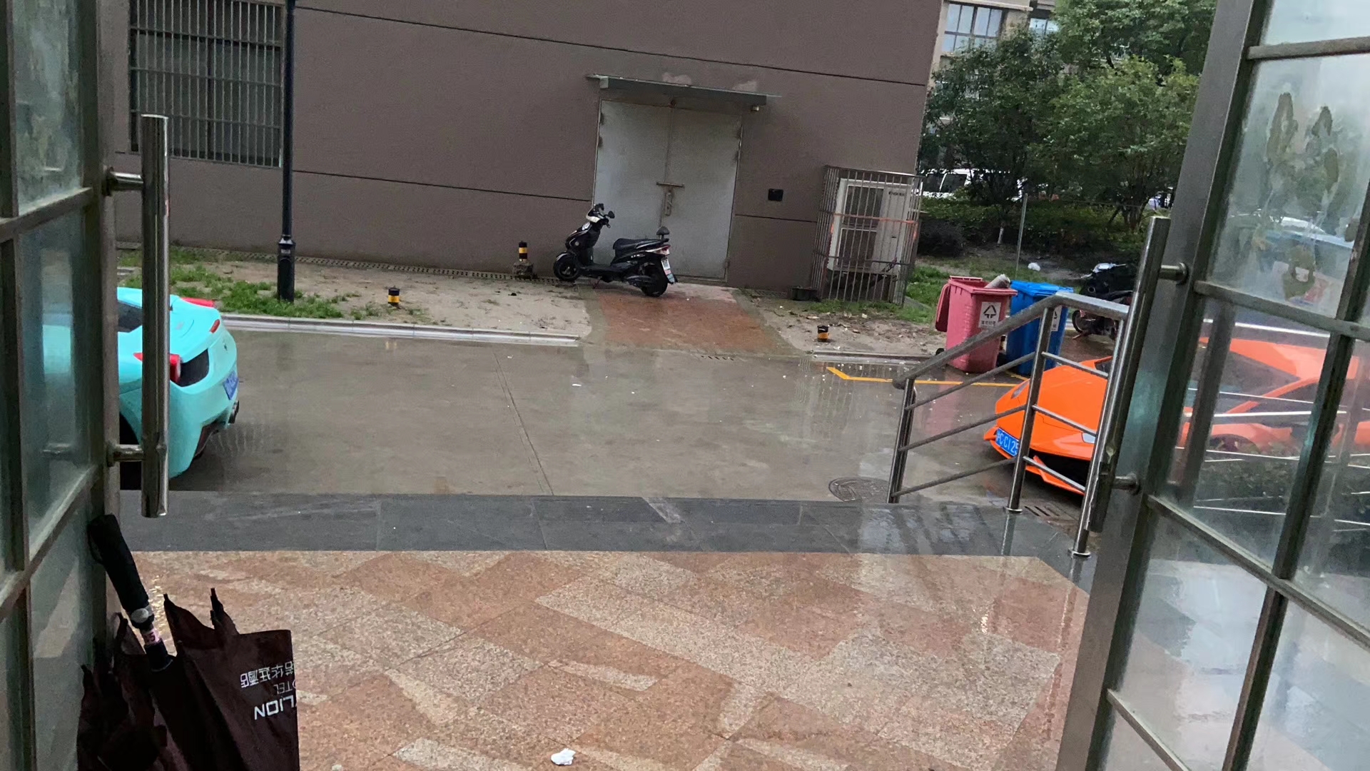 南通小海镇某小区实拍兰博基尼+法拉利，回头率100%！