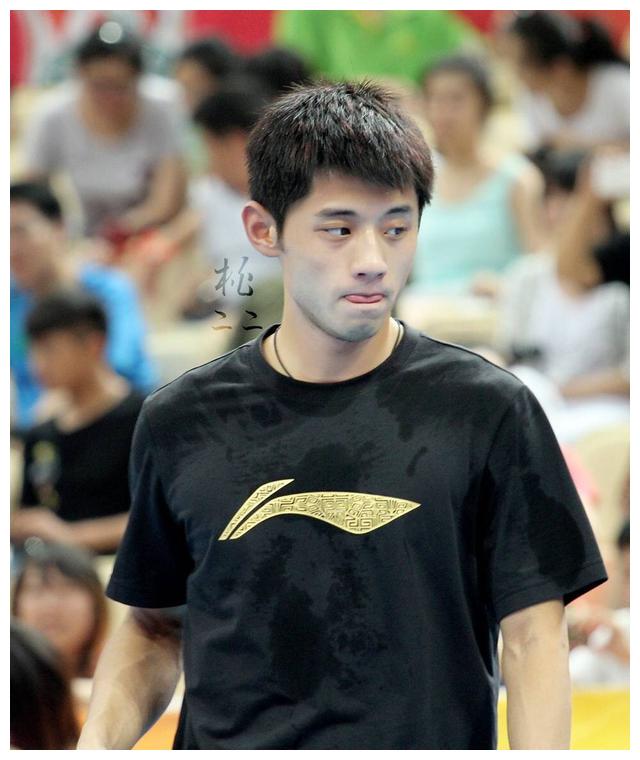 感情亮起红灯?张继科景甜互动全无,景甜凌晨发