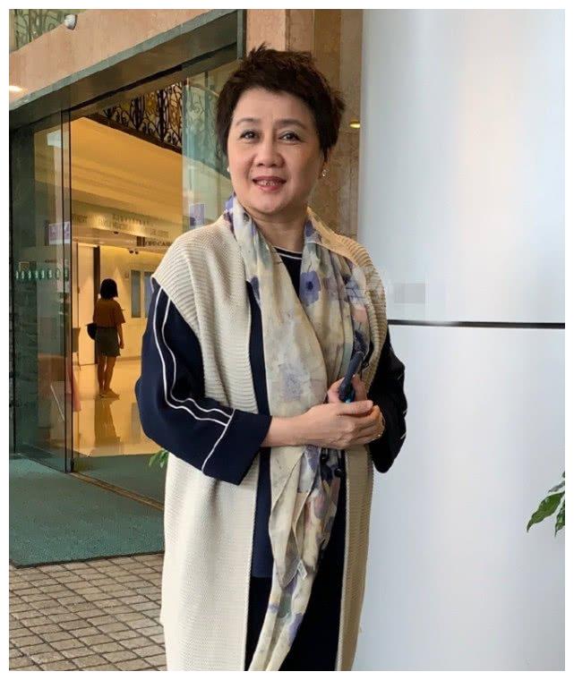 何超盈产女四太梁安琪开心探望,自曝为照顾孙女以后不再接受采访