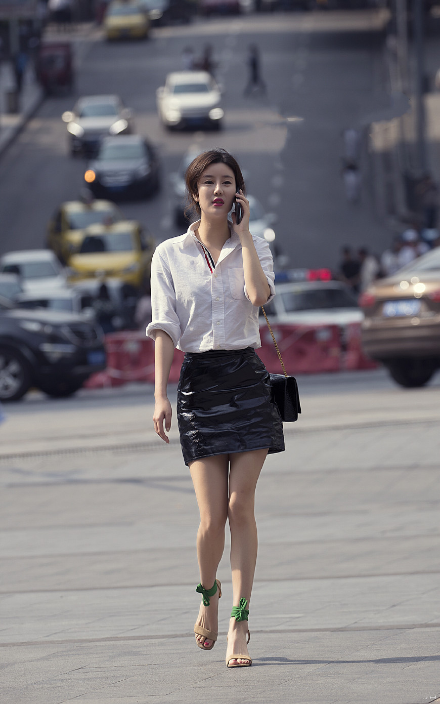 街拍:蕾丝的内搭,让美女姐姐清纯自然之中又多了一丝?