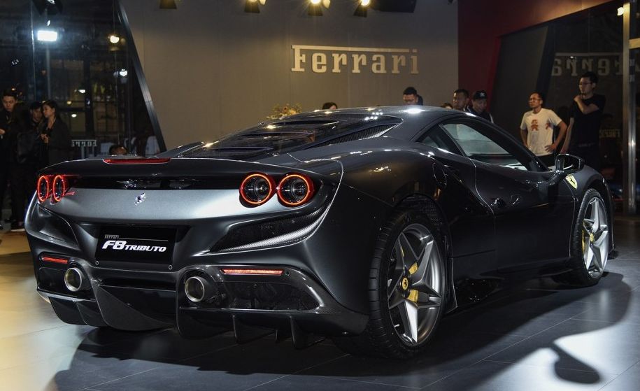 法拉利，整体有视觉美感，充满着运动气息，典雅大气