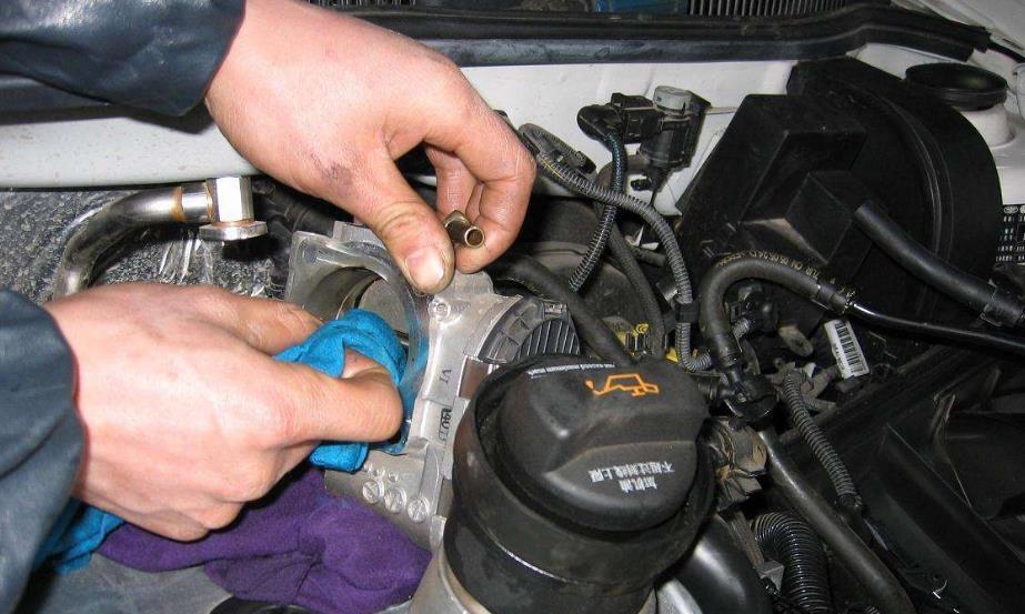 还在跑高速清理积碳？维修工：用“两个土办法”，积碳很快全跑光