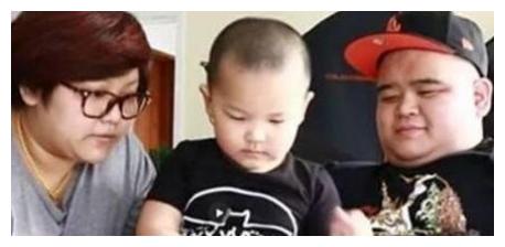 孙越跟妻子超有夫妻相，一家三口同款脸型身材，一看就是一家人