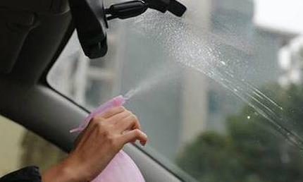 开了十年车才知道，车窗起雾不需要吹暖风，这一招省钱又省力