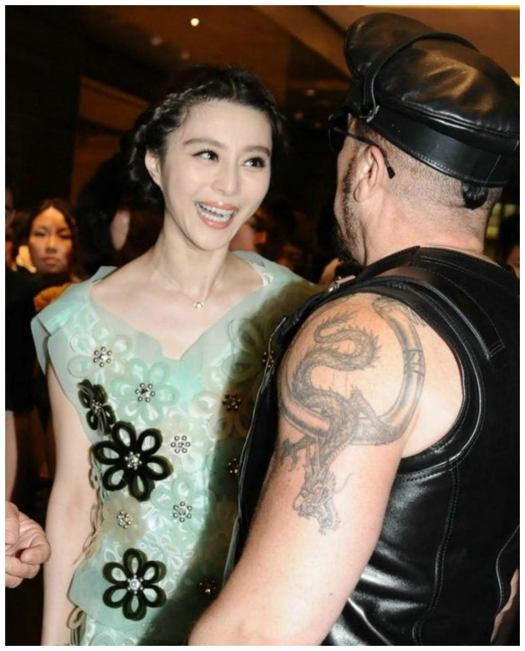 范冰冰和外国男子贴面礼,满脸强颜欢笑,做明星也不是那么容易的