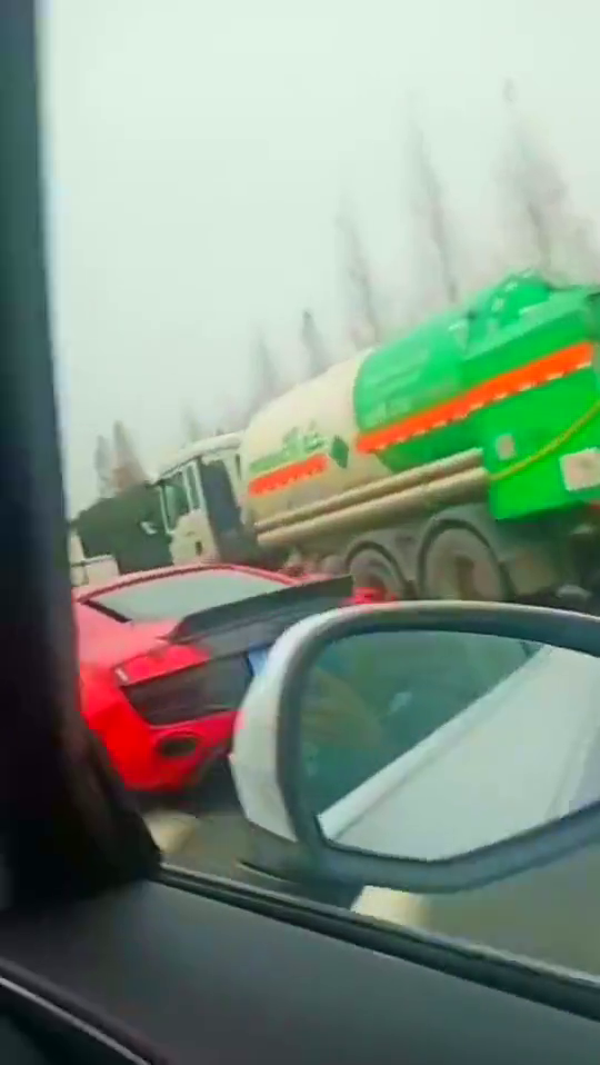 高速偶遇奥迪跑车，大哥给点面子吧，让我们超一下你怎么了